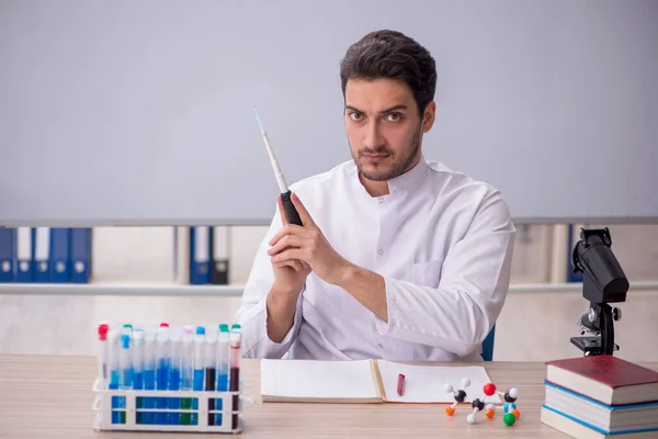 Young Chemist Teacher Sitting Classroom — Stock Photo, Image