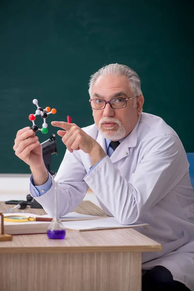Old Chemist Teacher Sitting Classroom — Zdjęcie stockowe