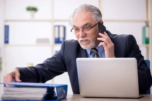 Old Employee Speaking Phone Workplace — Foto de Stock