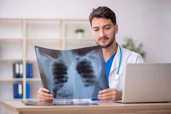 Young Male Doctor Radiologist Working Clinic — Stock Photo, Image