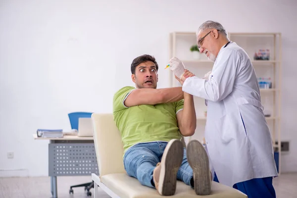 Jonge Patiënt Bezoekt Oude Arts Vaccinatieconcept — Stockfoto