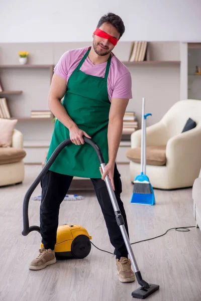 家を掃除する若い目隠しの請負業者 — ストック写真