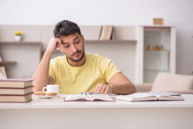 Genç öğrenci salgın sırasında evde çalışıyor.