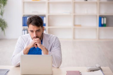 Teletıp konseptinde genç doktor