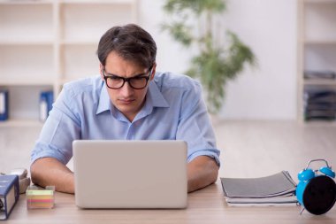 İş yerinde çalışan genç bir işadamı