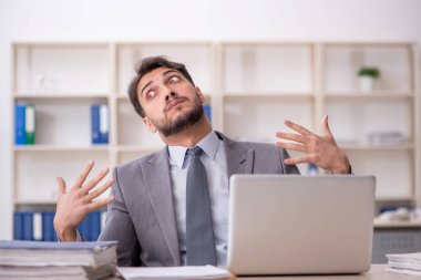 İş yerinde çalışan genç bir çalışan.