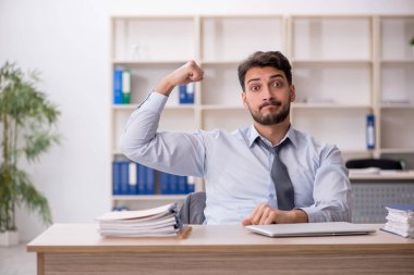 İş yerinde çalışan genç bir çalışan.