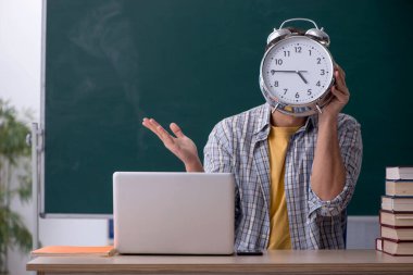 Zaman yönetimi konseptinde genç öğrenci