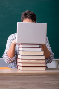 Telestudy konseptinde genç öğrenci