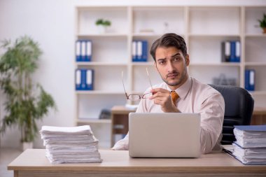 Genç işadamı aşırı işten memnun değil.