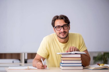 Sınıfta sınava hazırlanan genç bir öğrenci.