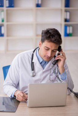 Teletıp konseptinde genç doktor