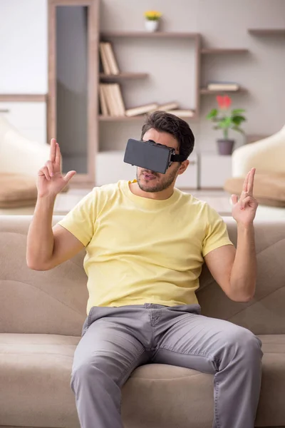 Jovem Estudante Sexo Masculino Desfrutando Óculos Virtuais Casa — Fotografia de Stock