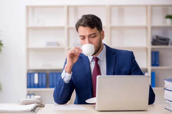 Giovane Dipendente Che Beve Caffè Durante Pausa — Foto Stock