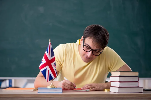Молодий Вчитель Англійської Мови Сидить Класі — стокове фото