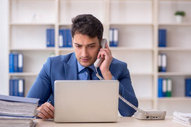 İş yerinde çalışan genç bir çalışan.