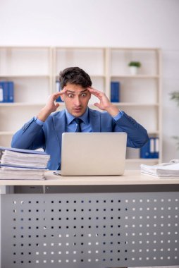 İş yerinde çalışan genç bir çalışan.