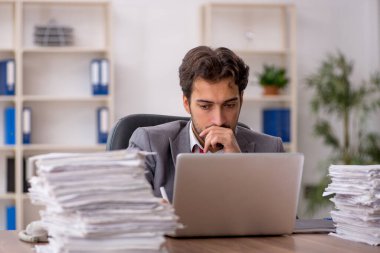 Genç işadamı ofisteki aşırı işten memnun değil.