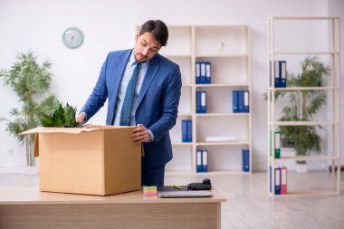 İş yeri taşınma konseptinde genç bir işadamı