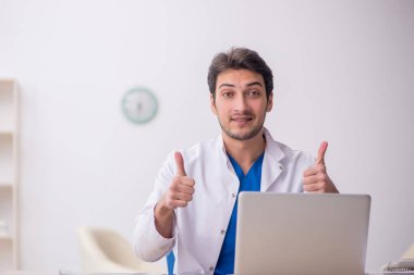 Teletıp konseptinde genç doktor