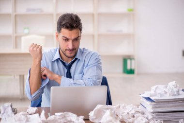 Beyin fırtınası konseptinde genç işadamı