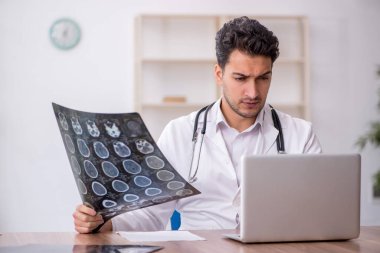 Hastanede çalışan genç doktor radyoloji uzmanı.