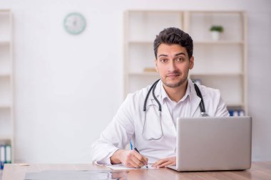 Teletıp konseptinde genç doktor