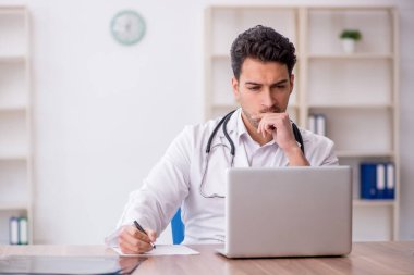 Teletıp konseptinde genç doktor