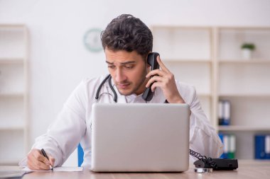 Teletıp konseptinde genç doktor