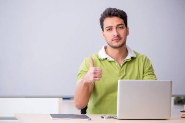 Telekulasyon konseptinde genç öğrenci