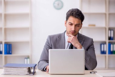 Ofiste çalışan genç bir çalışan.