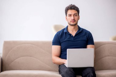 Salgın sırasında evden çalışan genç bir serbest çalışan.