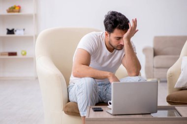 Genç tembel adam güne evde başlıyor.