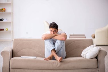 Genç tembel adam güne evde başlıyor.