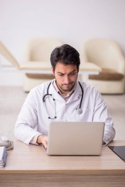 Teletıp konseptinde genç doktor