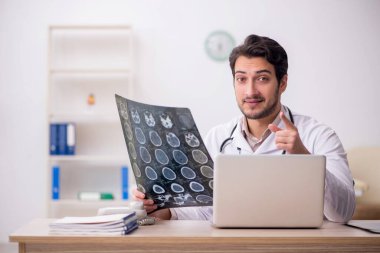 Hastanede çalışan genç doktor radyoloji uzmanı.