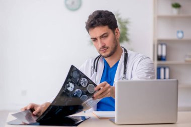 Klinikte çalışan genç bir radyolog.