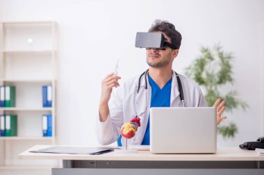 Genç doktor klinikte sanal gözlüklerin keyfini çıkarıyor.