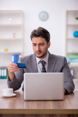 Ofiste çalışan genç bir çalışan.