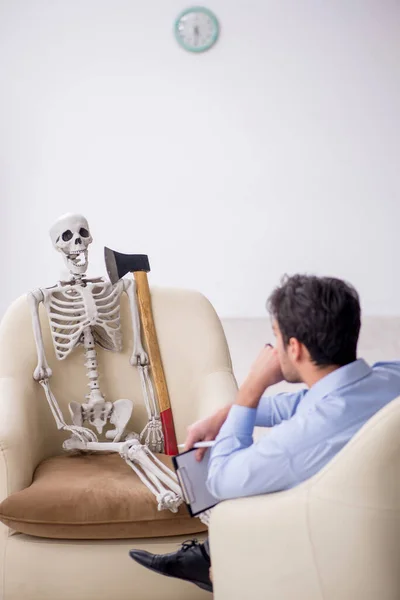 Jovem Psicólogo Reunião Com Esqueleto — Fotografia de Stock