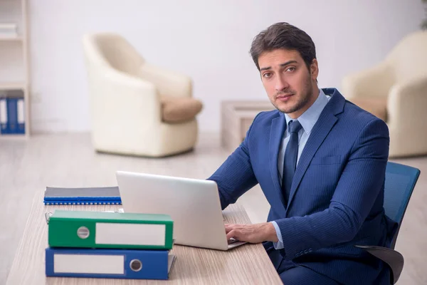 Νεαρός Επιχειρηματίας Υπάλληλος Που Κάθεται Στο Χώρο Εργασίας — Φωτογραφία Αρχείου