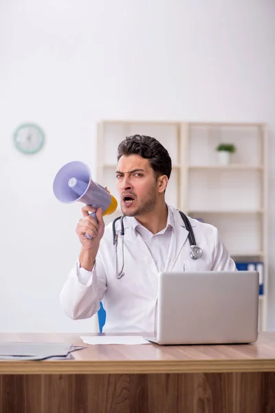 Junger Arzt Mit Megafon Der Klinik — Stockfoto