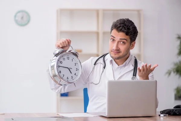 Junger Arzt Zeitmanagement Konzept — Stockfoto