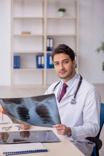 Mladý Lékař Radiolog Pracující Klinice — Stock fotografie