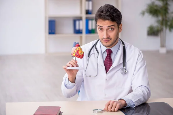 Νεαρός Καρδιολόγος Γιατρός Που Εργάζεται Στην Κλινική — Φωτογραφία Αρχείου