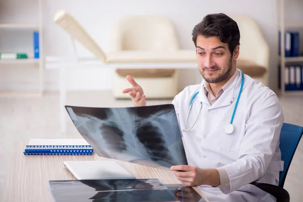Młody Lekarz Radiolog Pracujący Szpitalu — Zdjęcie stockowe