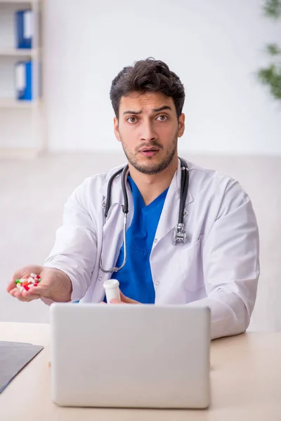 Jeune Médecin Suggérant Des Pilules Clinique — Photo