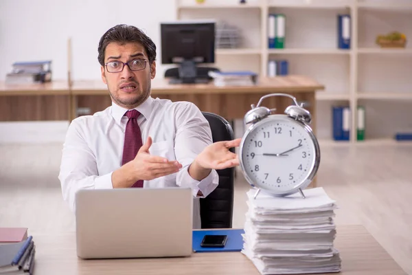 時間管理の概念の若いビジネスマンの従業員 — ストック写真