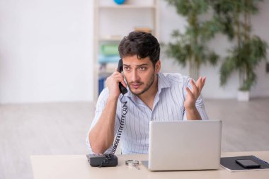 Genç çalışan işyerinde oturuyor.