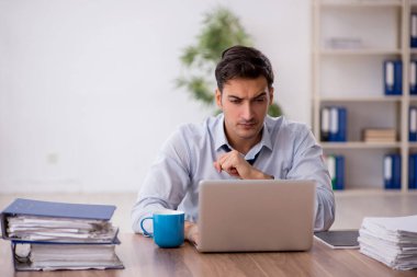 Ofiste çalışan genç işadamı.